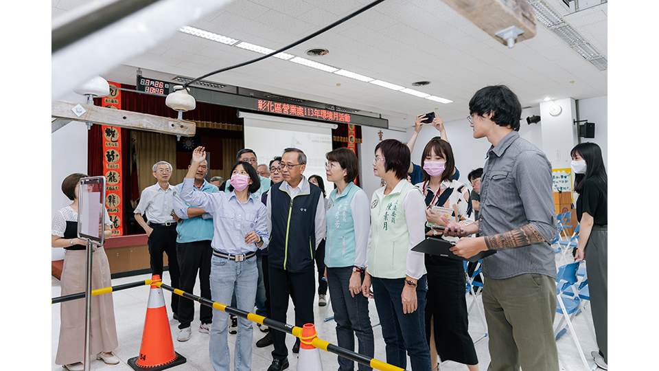 活動特別一比一還原電桿頂部構造，讓來賓近距離認識配電設備。